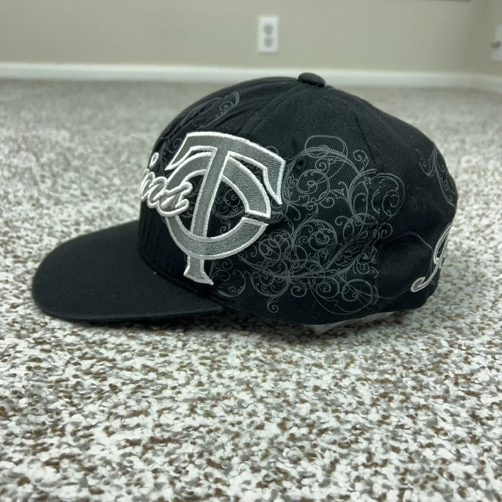 Minnesota Twins Hat Cap Flex Mens One Size Black Gray MLB Baseball Script‎ Sport